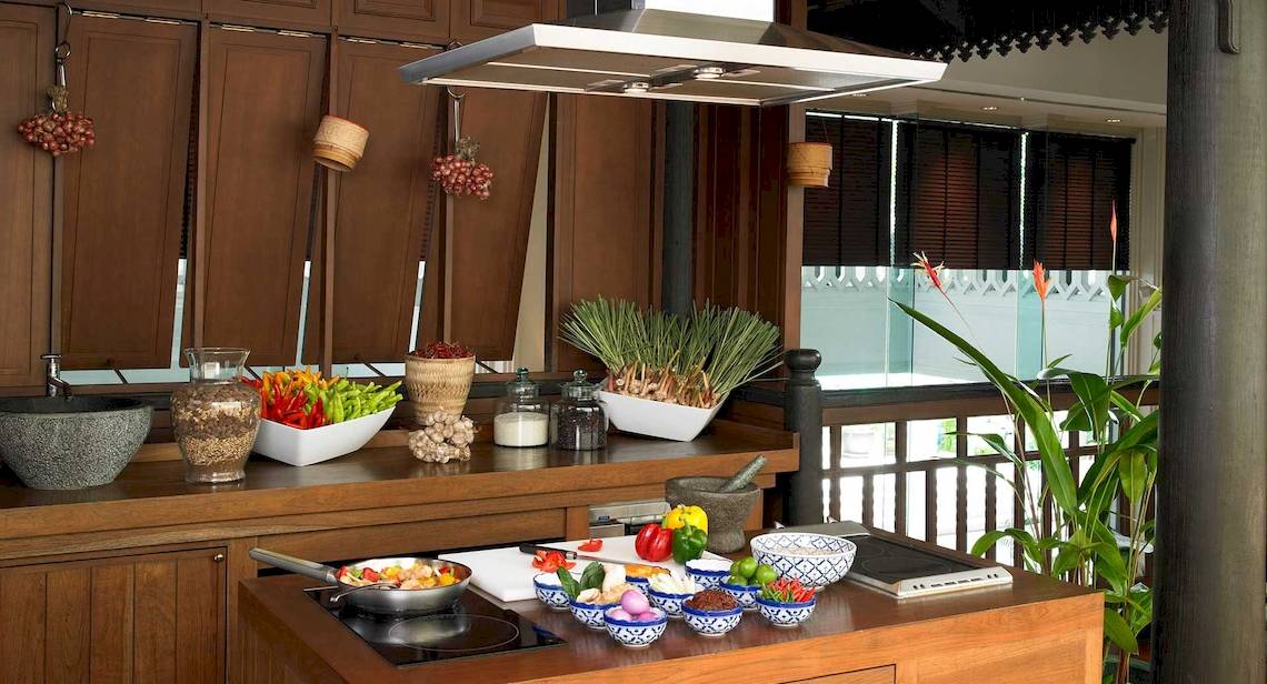 Küchenbereich im Anantara Riverside Bangkok Resort mit Zutaten und Kochutensilien.