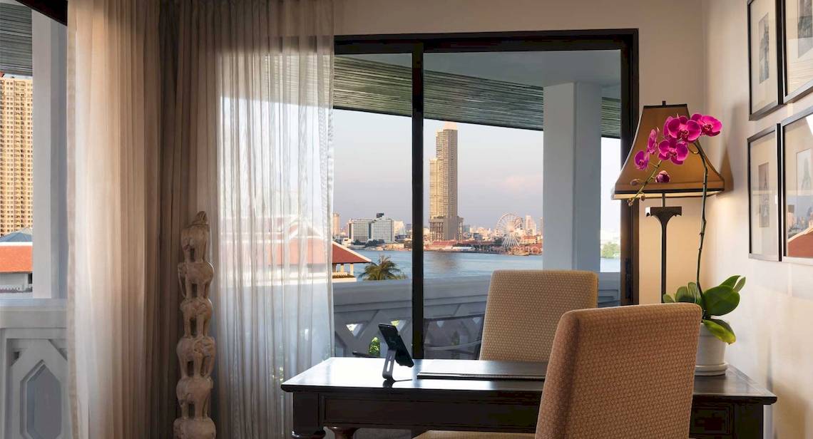 Blick aus dem Zimmer des Anantara Riverside Bangkok Resort auf die Stadt