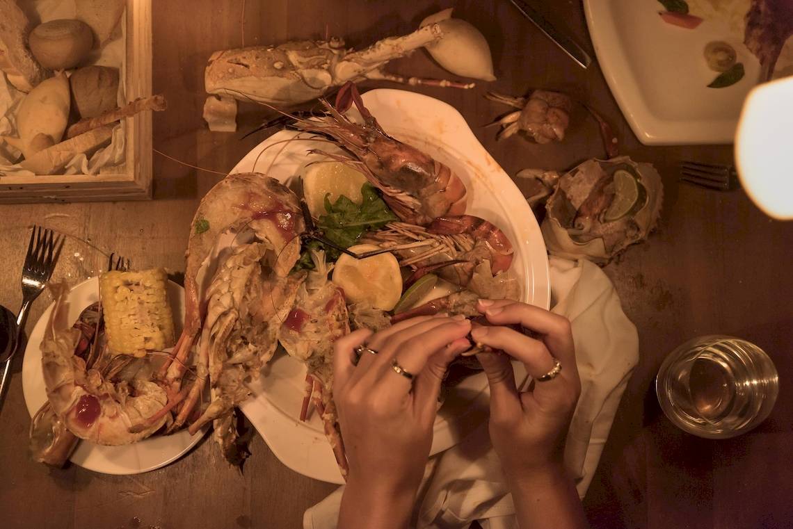 Essen auf einem Tisch im Fushifaru Maldives Hotel mit Garnelen, Mais und Zitrone