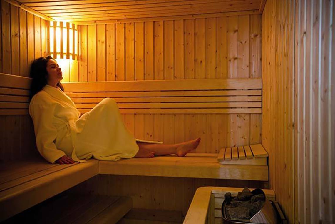 Frau im Bademantel in der Sauna des Mövenpick Hotel Jumeirah Beach