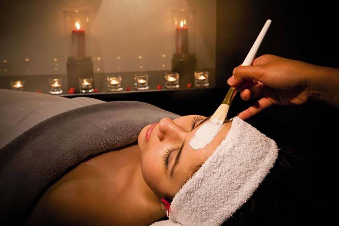 Spa-Behandlung im Mövenpick Hotel Jumeirah Beach mit Kerzen im Hintergrund.