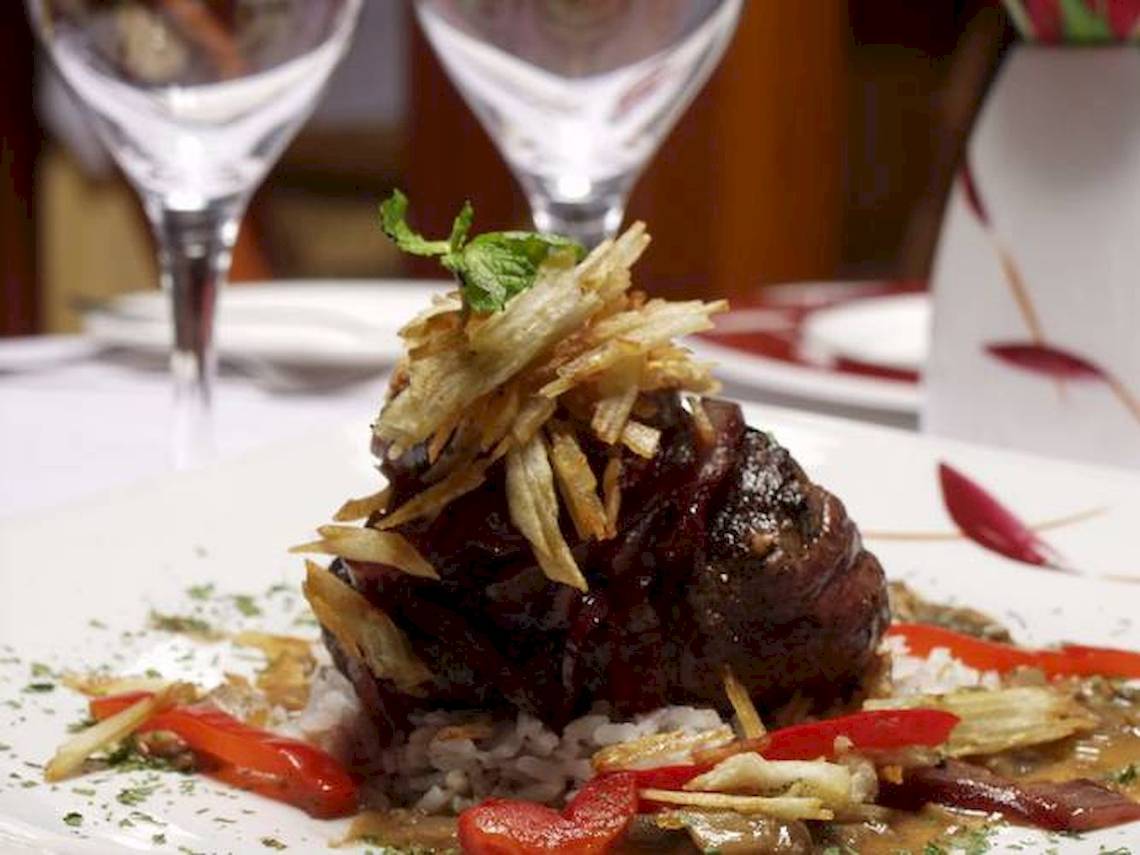 Gericht mit Fleisch, Reis und Gemüse auf einem Teller im Blau Varadero Hotel.
