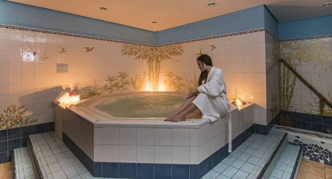 Frau in einem japanischen Badefass im Blau Varadero Hotel