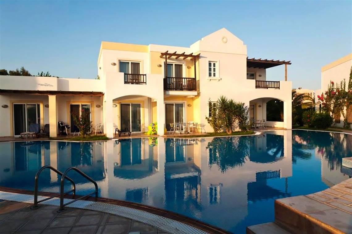 Außenbereich des Atlantica Marmari Beach Hotels mit Pool und Gebäuden