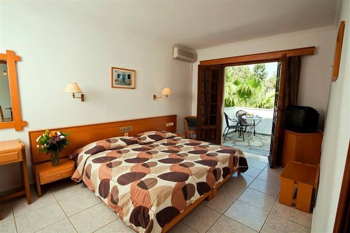 Zimmer im Atlantica Marmari Beach Hotel mit Balkon und Terrasse.