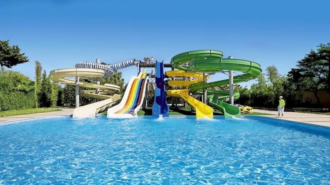 Wasserrutschen im Atlas Amadil Beach Hotel mit blauem, gelbem und regenbogenfarbenem Design.