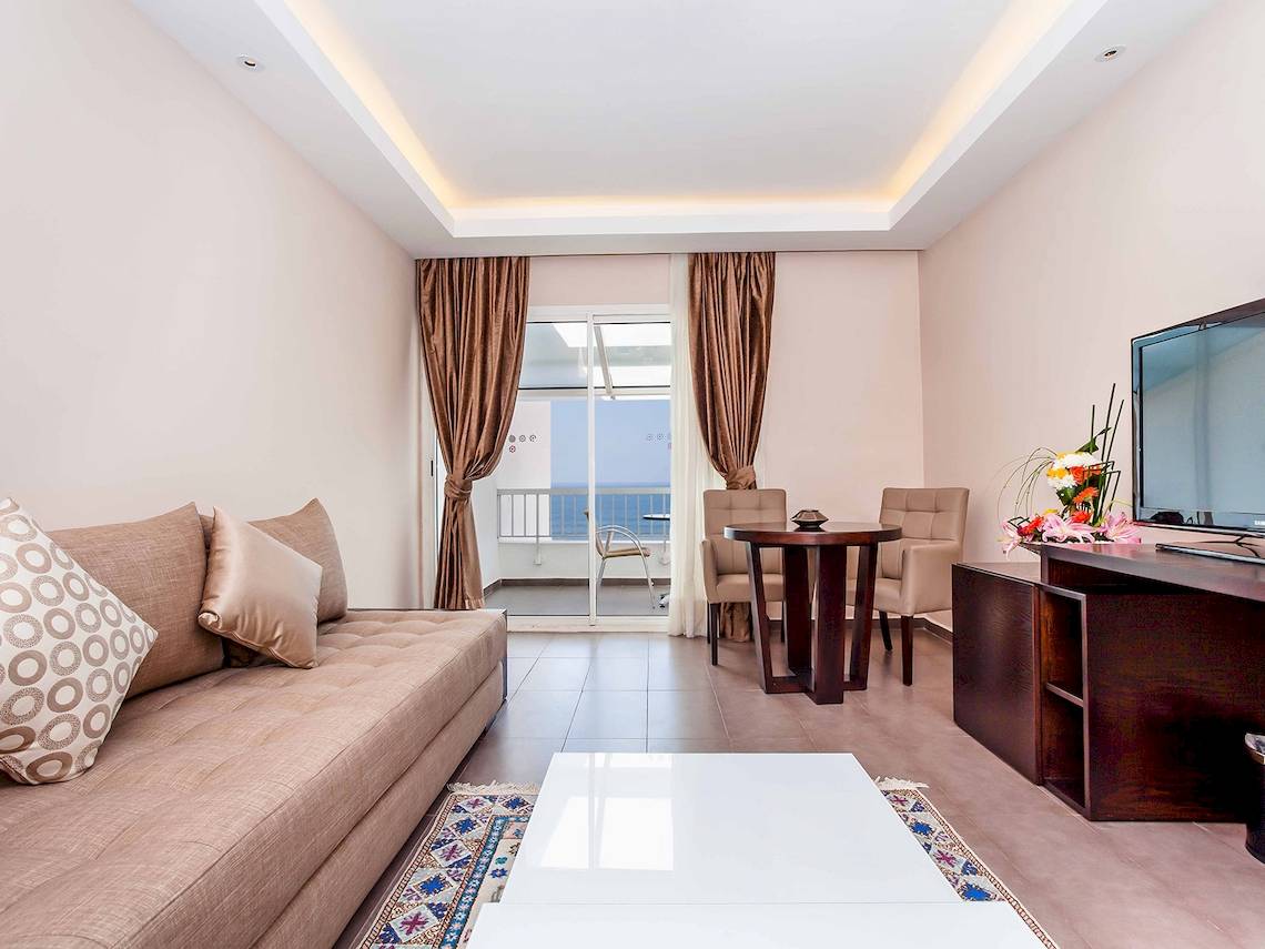 Wohnzimmer im Atlas Amadil Beach Hotel mit Blick auf das Meer.