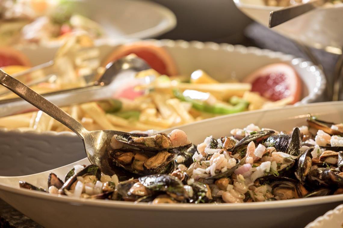 Muscheln in einer Schüssel mit Reis und Gemüse im Kontokali Bay Resort & Spa