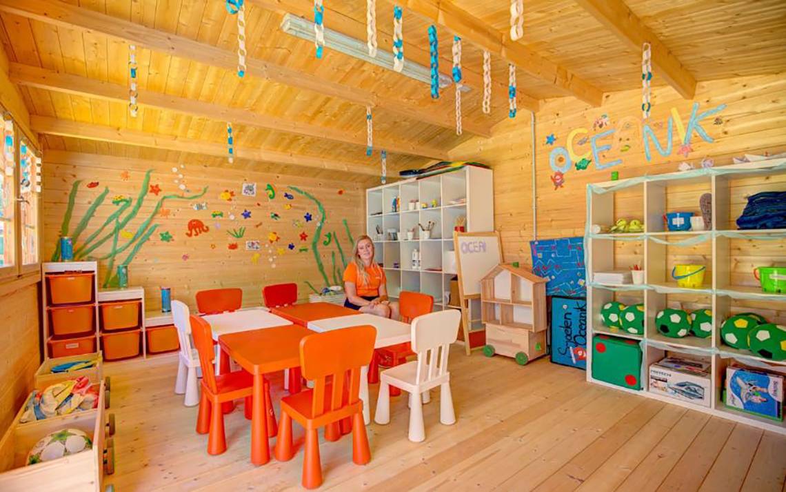 Innenansicht des Kinderzimmers im SBH Maxorata Resort mit bunten Wandmalereien und Spielzeug.