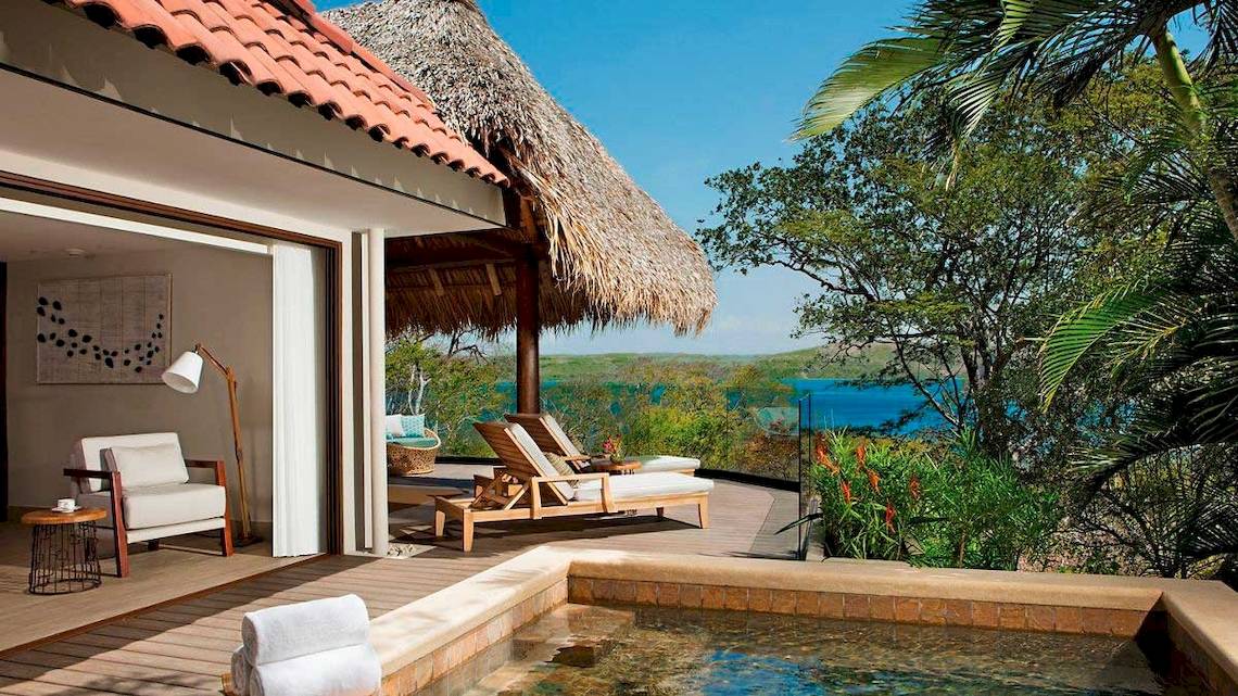 Suite mit Meerblick im Secrets Papagayo Costa Rica, inklusive Außenbereich mit Whirlpool, Sonnenliegen und Aussicht auf den Ozean.