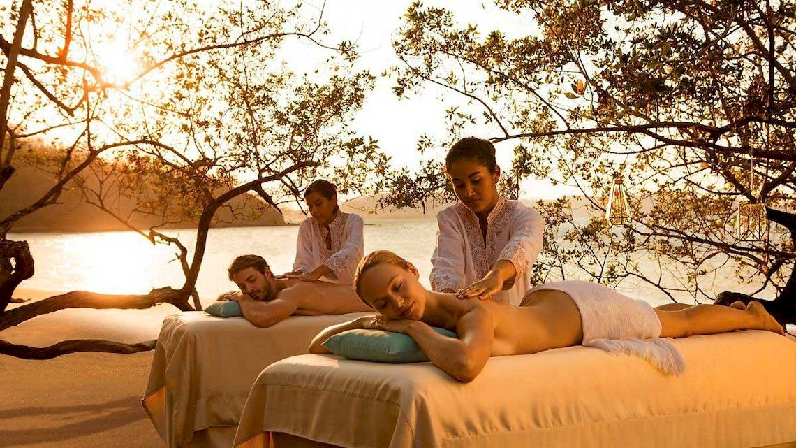 Massage am Strand im Secrets Papagayo Costa Rica mit Blick auf das Meer