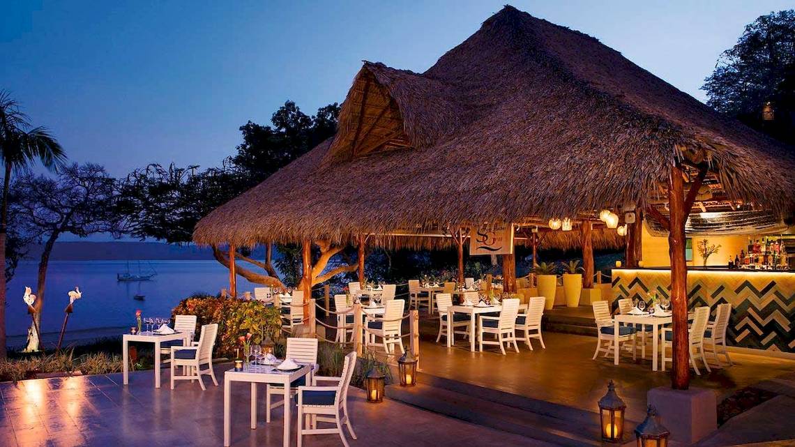 Außenbereich des Restaurants am Strand im Hotel Secrets Papagayo Costa Rica bei Nacht.