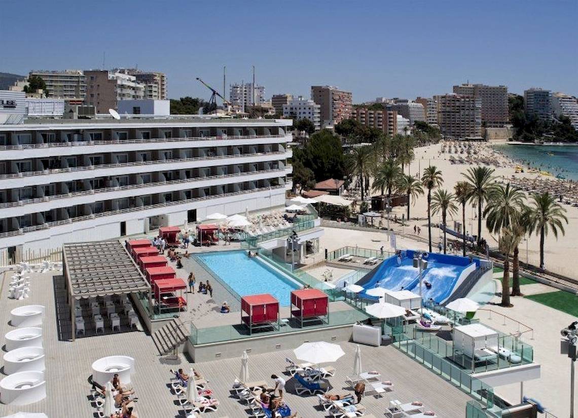 Obersicht des Sol Wave House All Suites Hotels mit Pool, Wasserrutsche und vielen Liegen am Strand