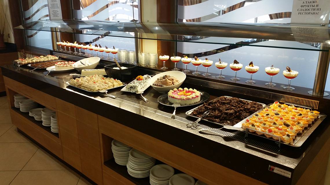 Buffet-Auswahl im Europa Beach Hotel & Spa mit verschiedenen Desserts und Kuchen.