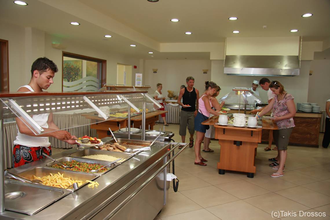 Gäste am Buffet im Restaurant des Europa Beach Hotel & Spa
