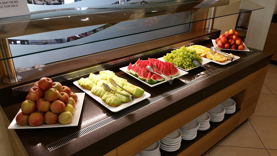 Frühstücksbuffet im Europa Beach Hotel mit verschiedenen Früchten und Gerichten.