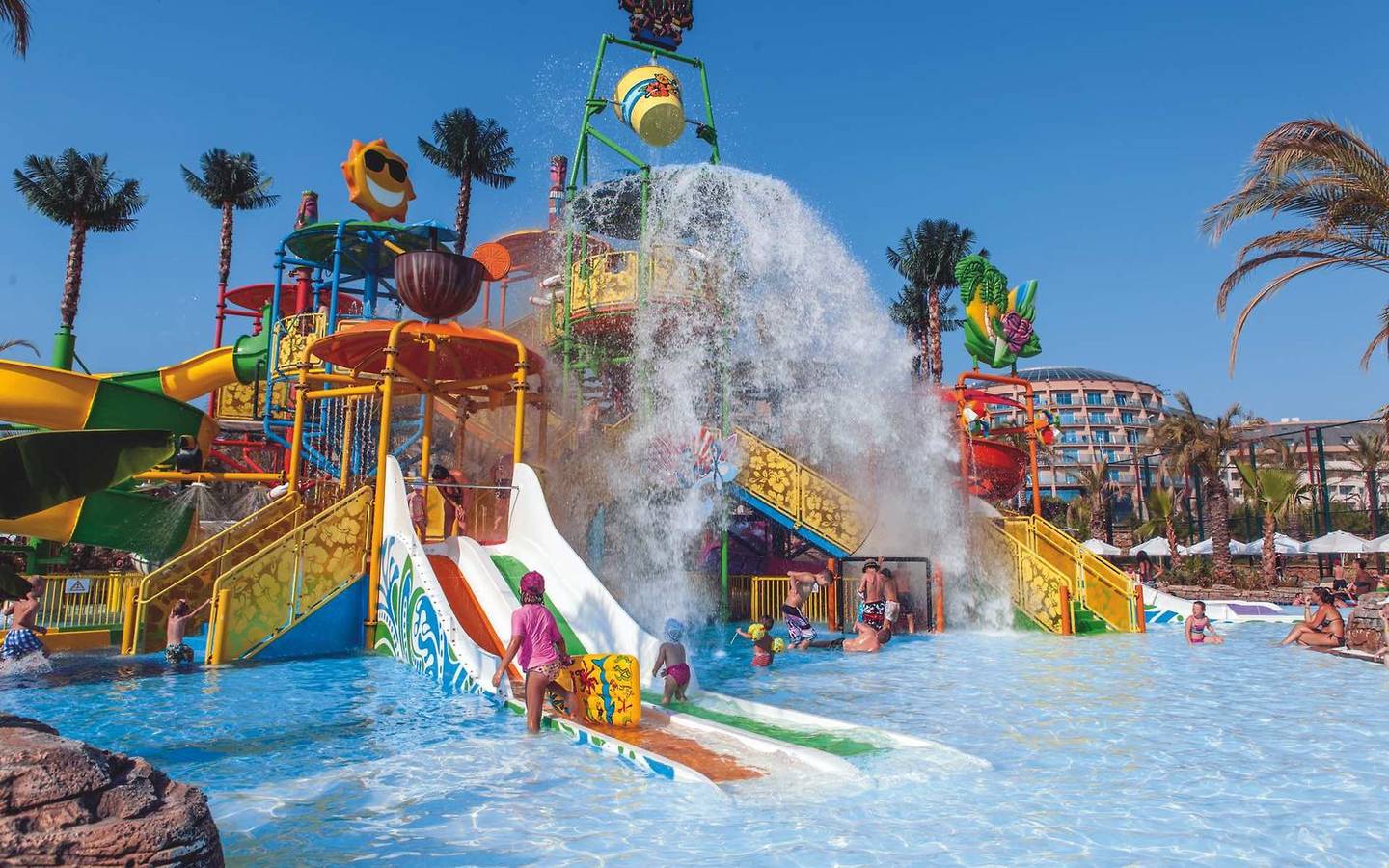 Wasserpark mit Rutschen und Wasserspielen im Long Beach Alanya
