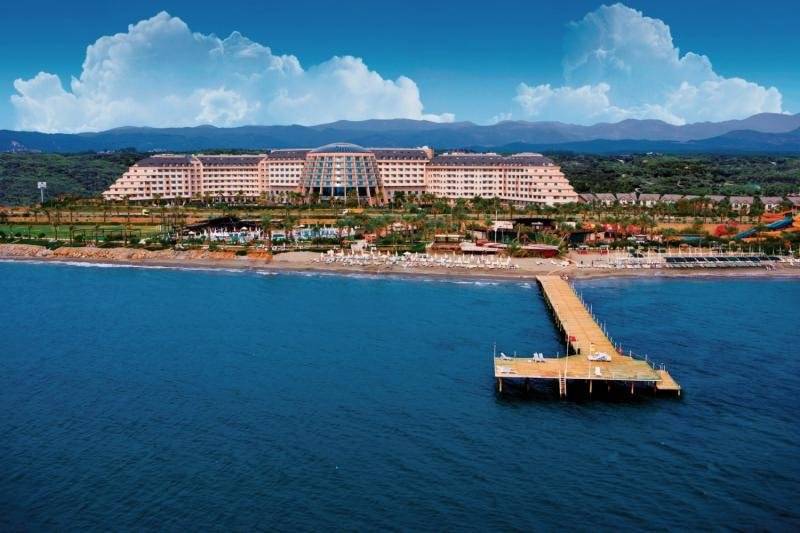 Luftaufnahme des Long Beach Alanya Hotels mit Blick auf den Strand und das Meer.