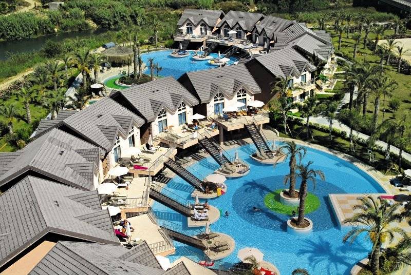 Luftaufnahme des Long Beach Alanya Resorts mit Swimmingpool und Gebäuden