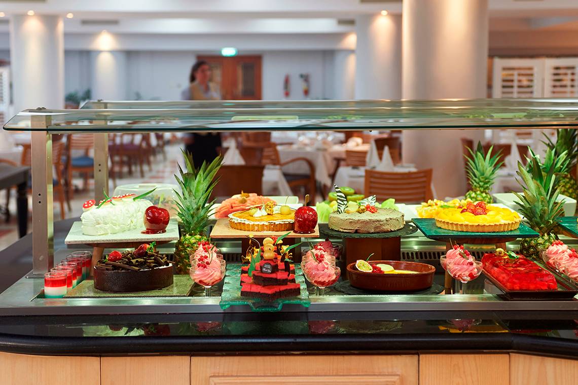Dessertbuffet im Louis Ledra Beach Hotel mit verschiedenen Kuchen und Früchten.