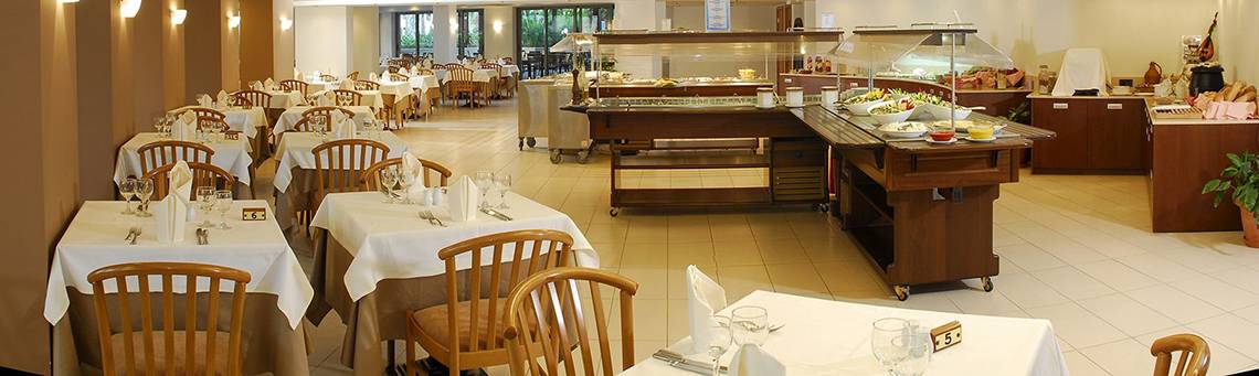 Das Restaurant des Minos Mare Hotels mit gedeckten Tischen und Buffets