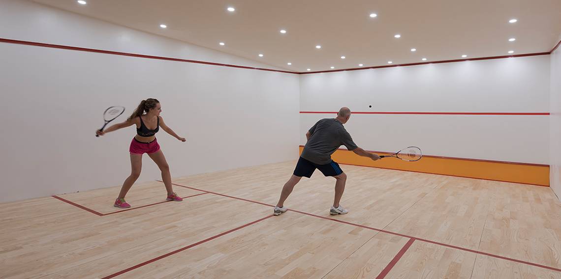Squash spielen im Asia Beach Resort & Spa, zwei Personen auf dem Spielfeld