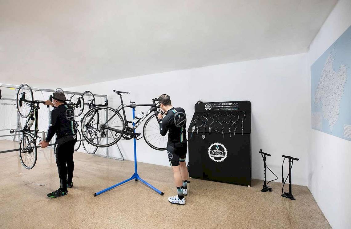 Im Alua Leo Hotel befindet sich eine Fahrradwerkstatt mit Werkzeug und Fahrrädern.