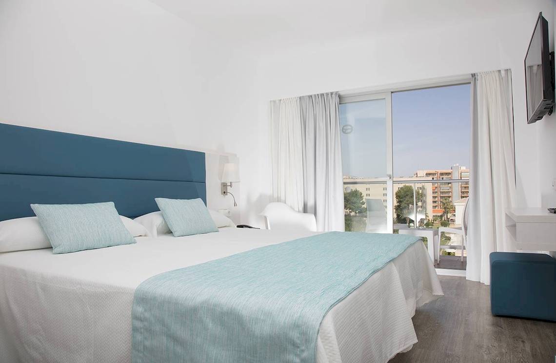 Schlafzimmer im Alua Leo Hotel mit Blick auf die Stadt
