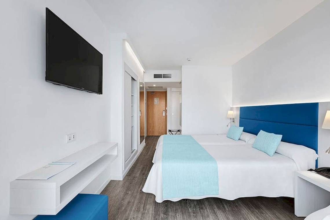 Hotelzimmer im Alua Leo mit modernen Einrichtungen und komfortablen Betten.