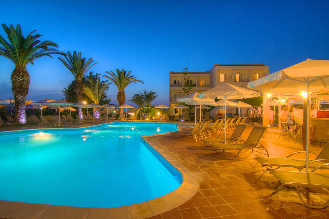 Pool beim Solimar Dias Hotel bei Nacht mit Lounge-Stühlen und Palmen