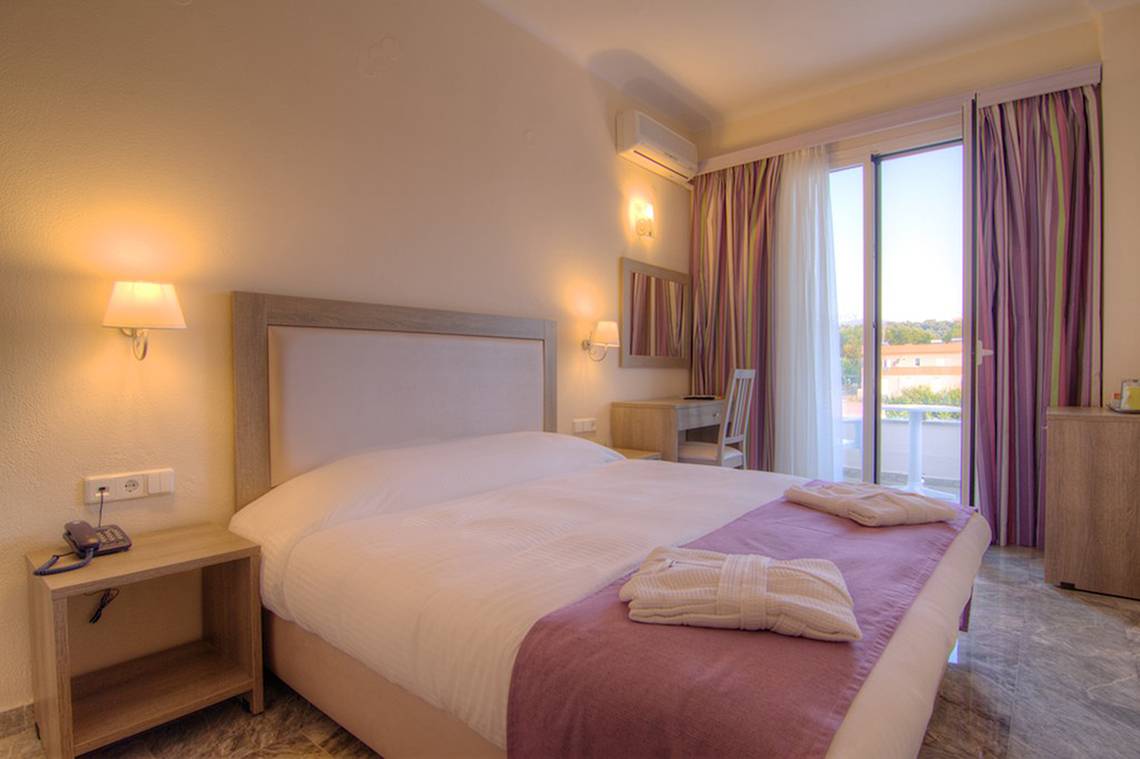 Hotelzimmer im Solimar Dias mit Bett, Nachttisch und Balkonzugang