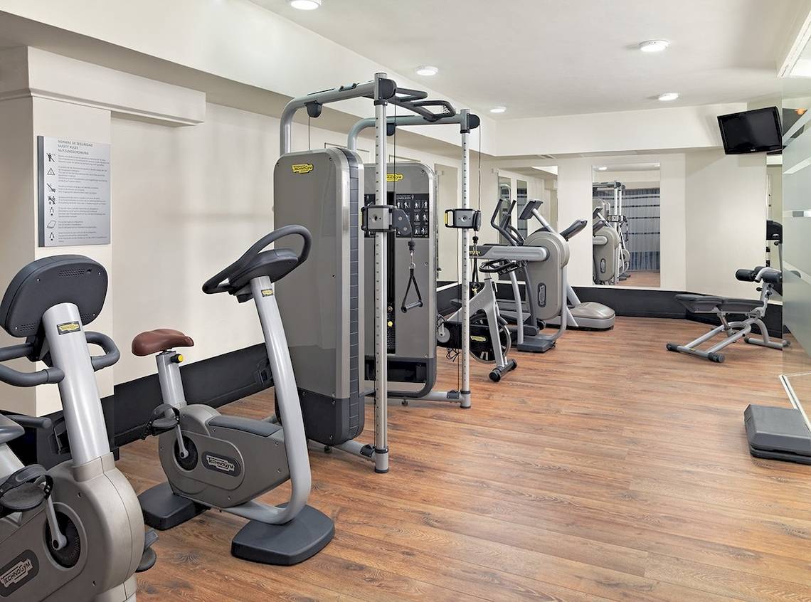Fitnesscenter im H10 Las Palmeras Hotel mit verschiedenen Trainingsgeräten.