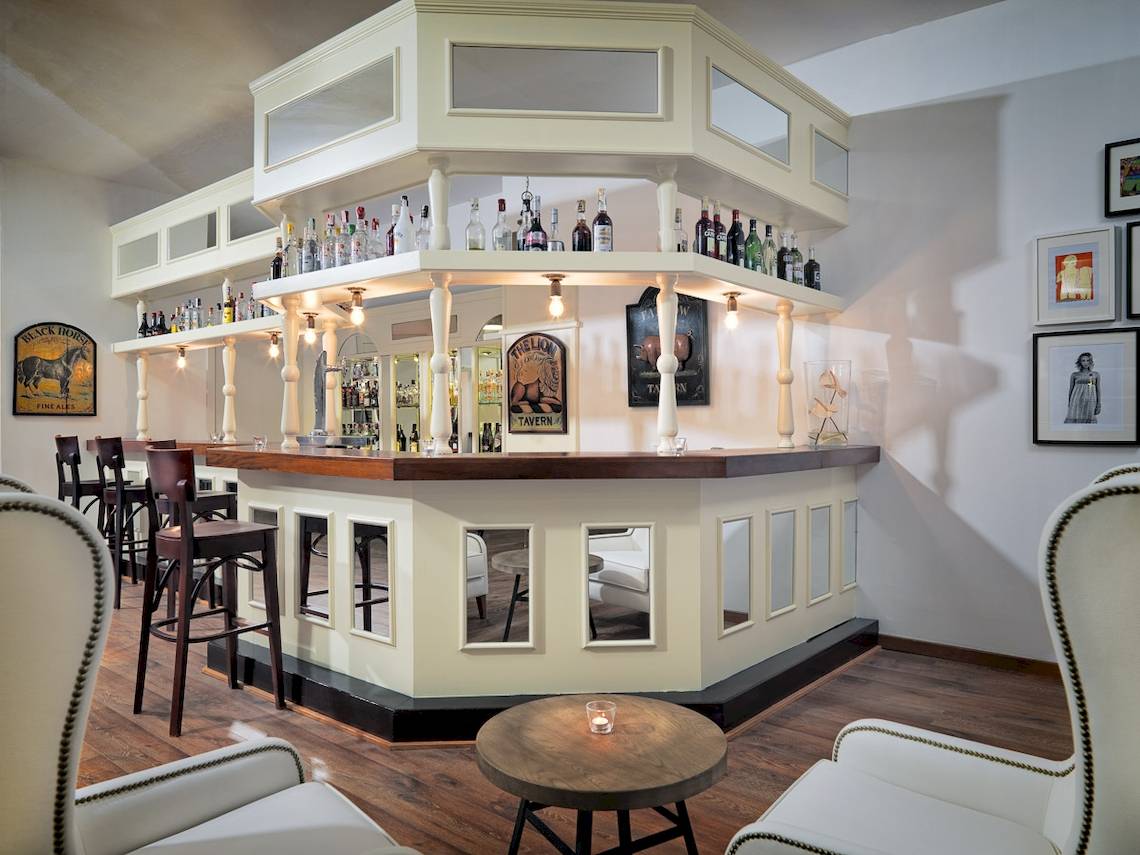 Barbereich des H10 Las Palmeras Hotels mit Theke, Stühlen und Dekor