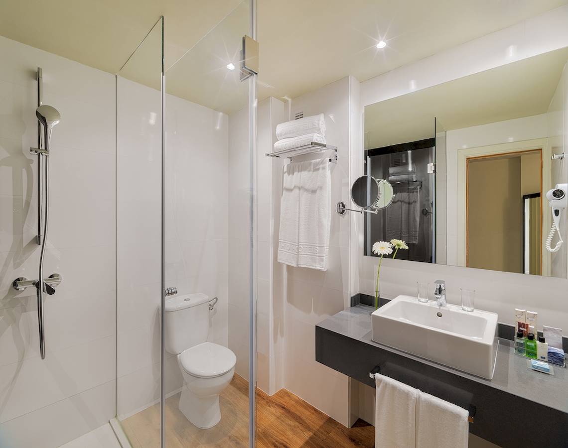 Badezimmer im H10 Las Palmeras Hotel mit einer Dusche und einem WC.