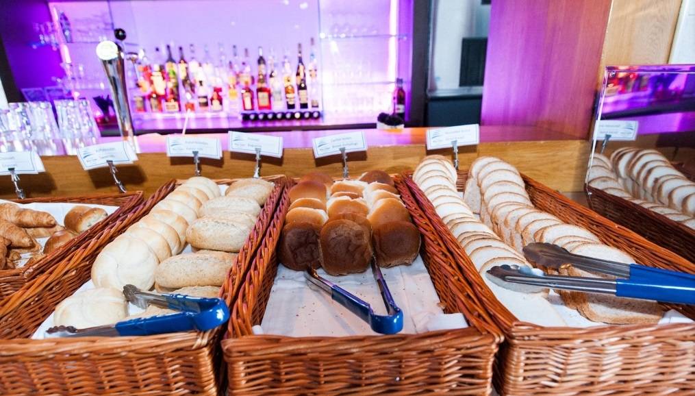 Frühstücksbuffet im XO Hotels Blue Tower mit verschiedenen Brotsorten und Croissants.