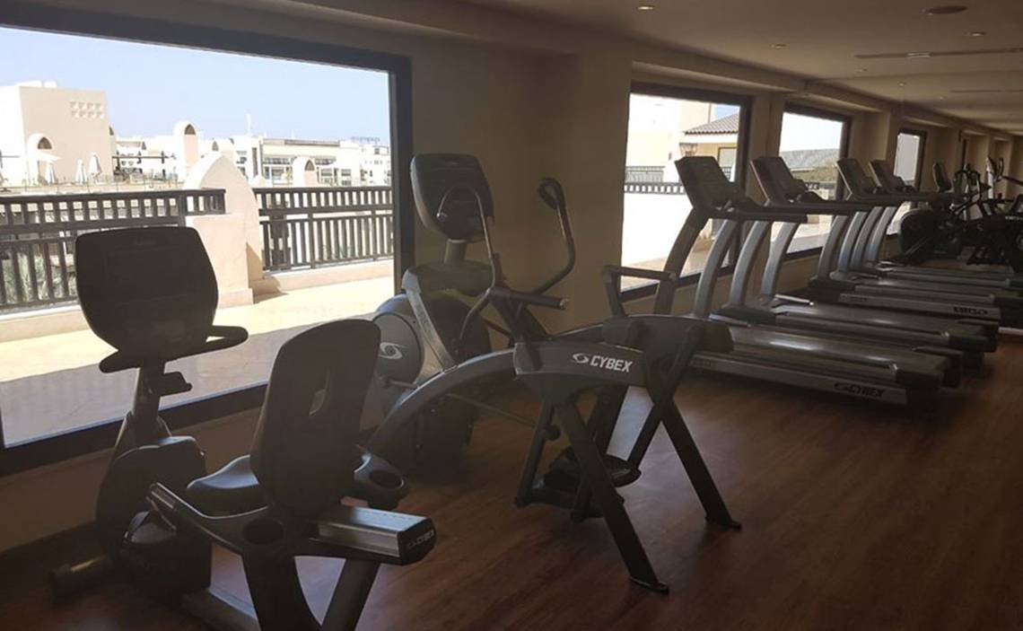 Fitnessstudio im Steigenberger Aqua Magic mit Blick auf die Außenwelt.