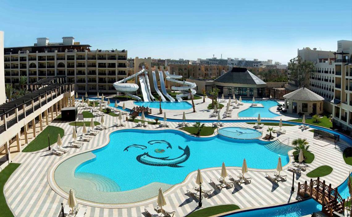 Luftaufnahme des Steigenberger Aqua Magic Hotels mit großen Swimmingpools und Wasserrutschen