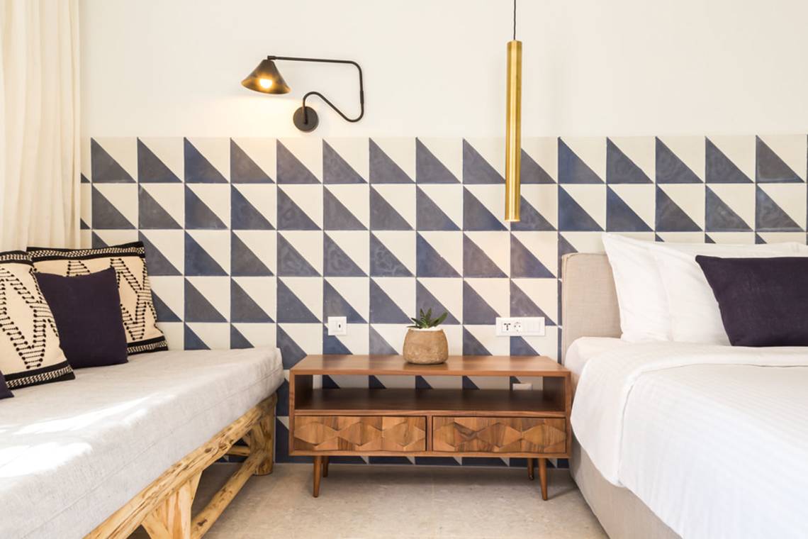 Bettzimmer mit geometrischen Wandmustern im Cretan Malia Park Hotel.
