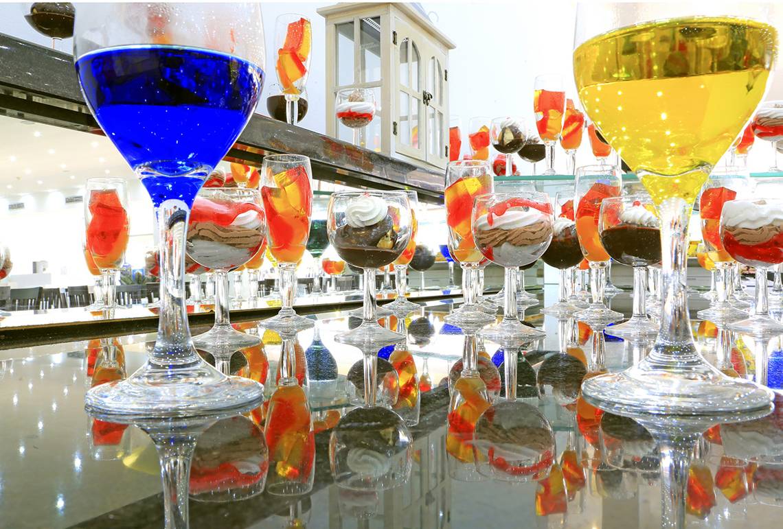 Cocktails im Blue Bay Beach Resort, serviert in farbenfrohen Gläsern.