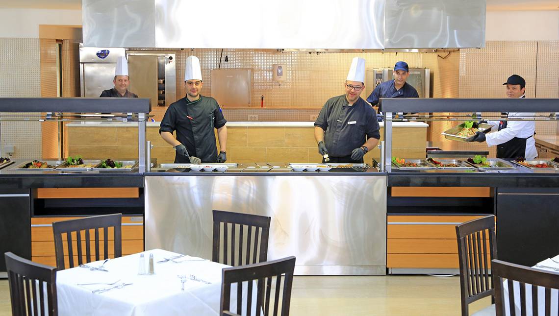 Koche im Blue Bay Beach Resort bereiten Gerichte zu.