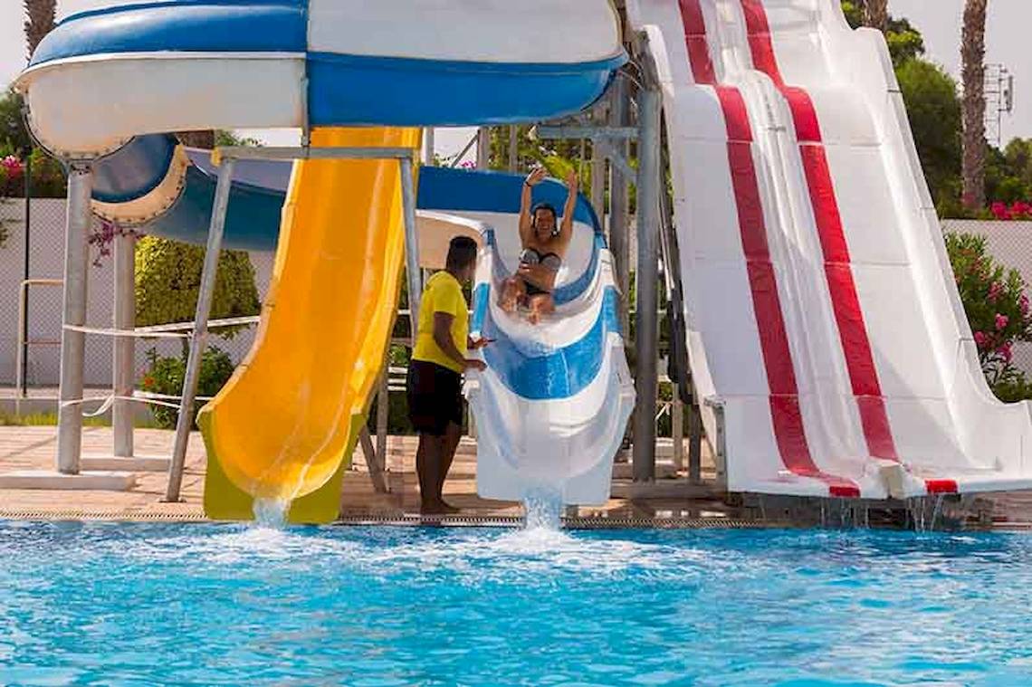 Eine Frau rutscht auf einer Wasserrutsche im El Mouradi Skanes Hotel.