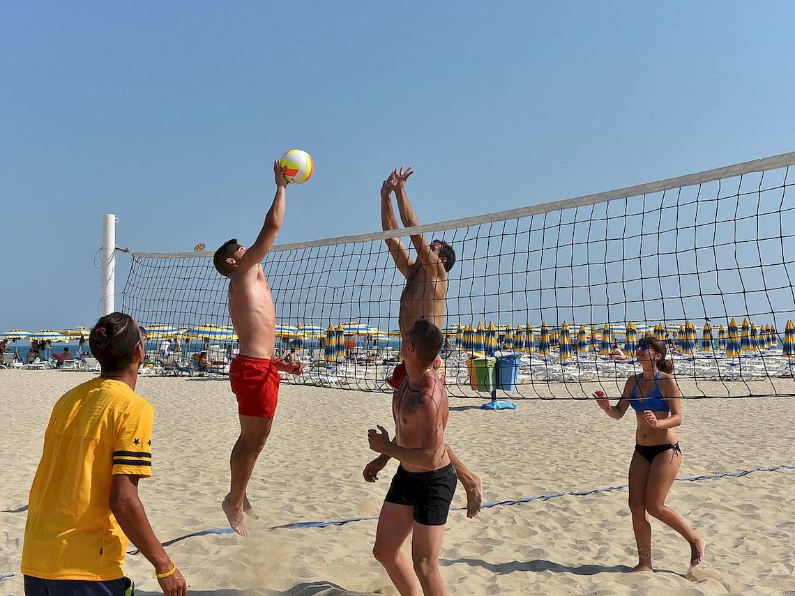 Männer spielen Volleyball auf dem Strand vor dem Maritim Hotel Paradise Blue in Albena.