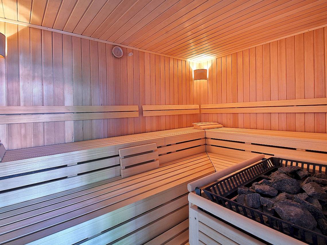Innenansicht der Sauna im Maritim Hotel Paradise Blue Albena mit Holzbänken und Steinen.