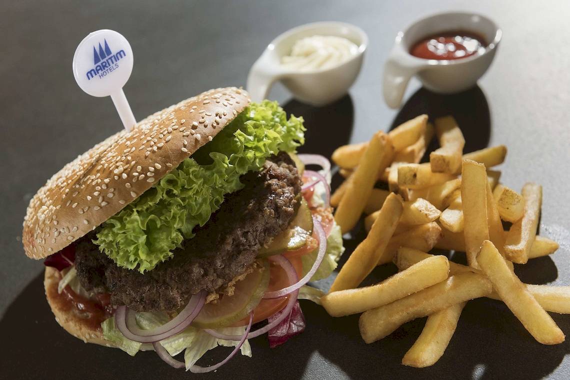 Burger und Pommes Frites im Maritim Hotel Paradise Blue Albena