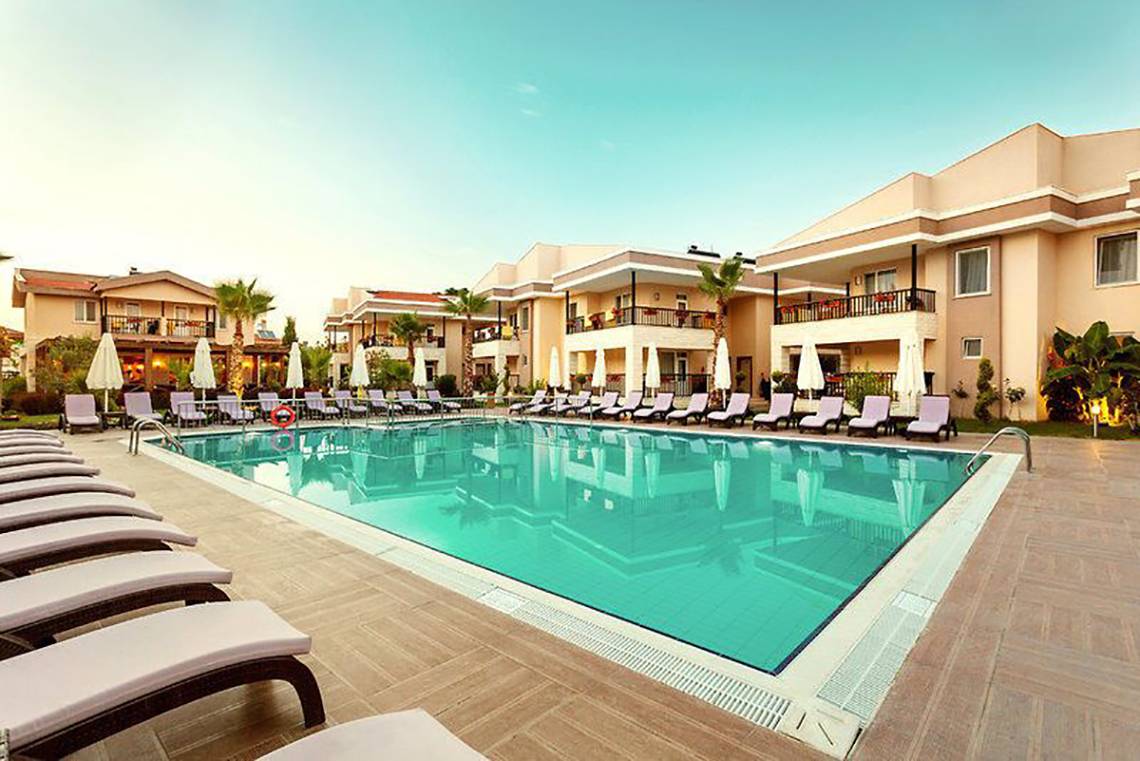 Außenpool des Turan Prince Hotels mit Loungeliegen und Sonnenschirmen