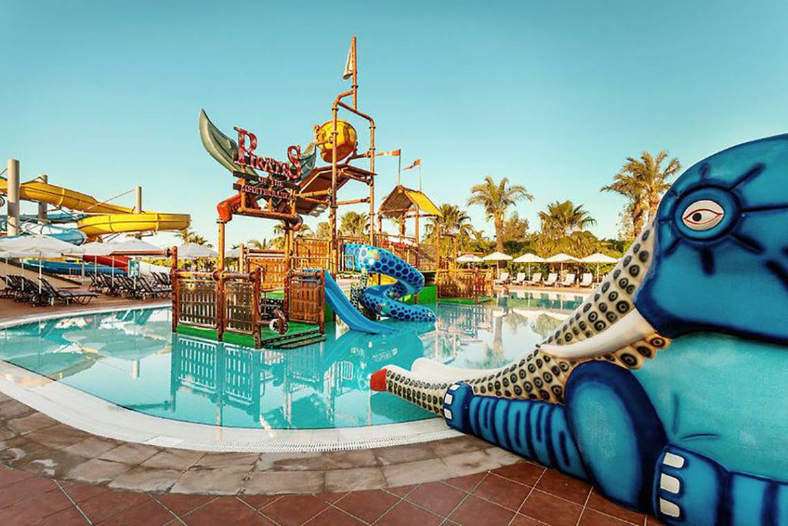 Wasserpark des Turan Prince Hotels mit Wasserrutschen und bunten Elefantenskulptur.