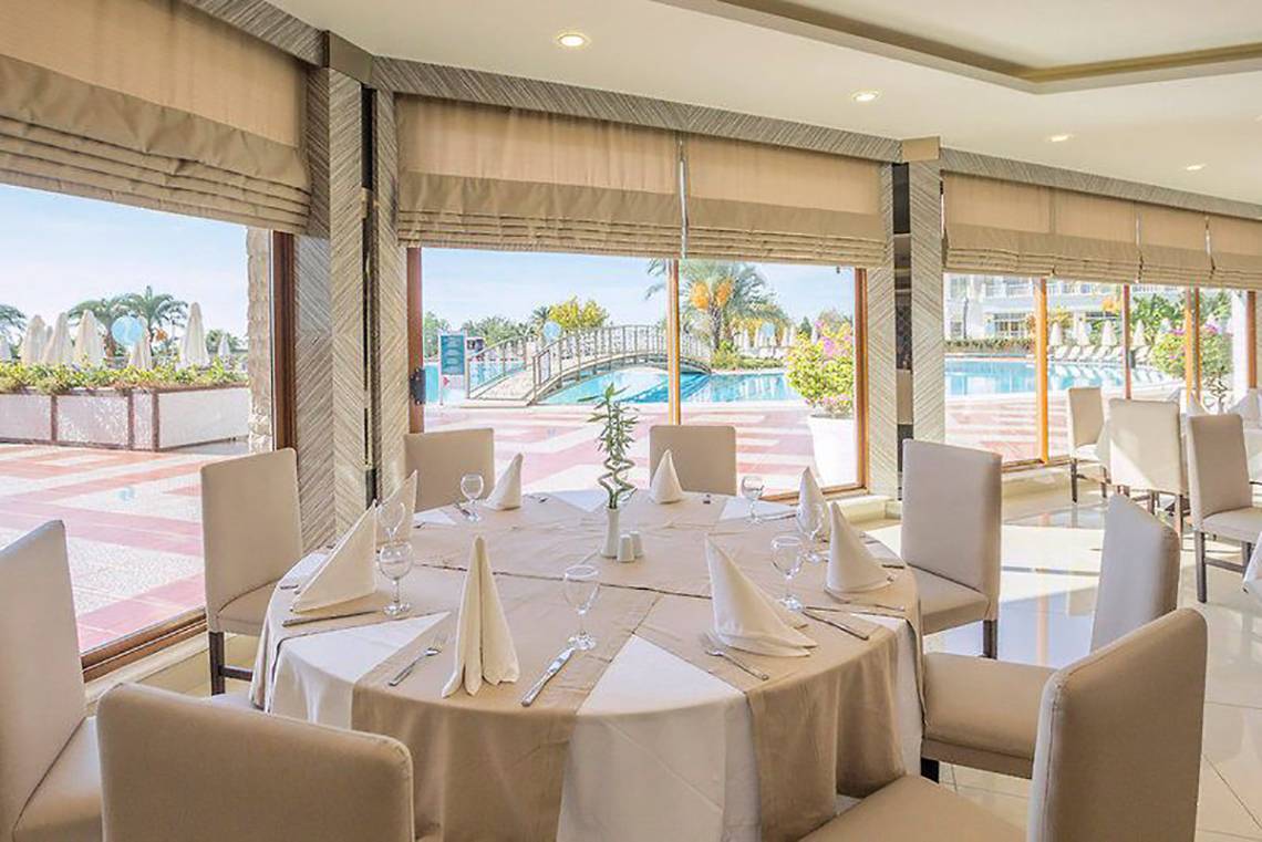 Esstisch im Turan Prince Hotel mit Blick auf den Poolbereich