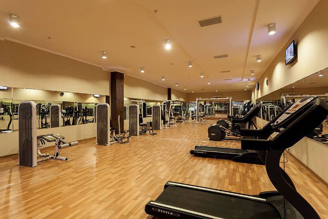 Fitnesscenter im Turan Prince Hotel mit Laufband und Kraftgeräten.
