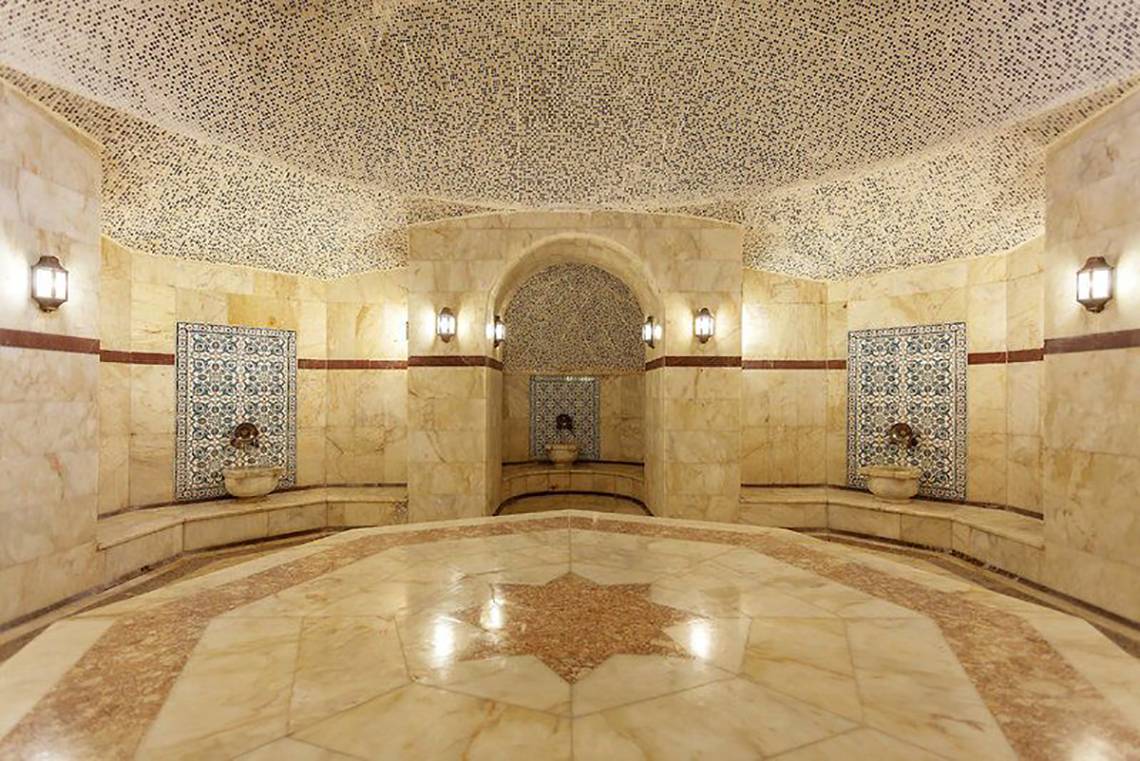 Innenansicht des Hamams im Turan Prince Hotel mit Marmorboden und dekorativen Wandfliesen