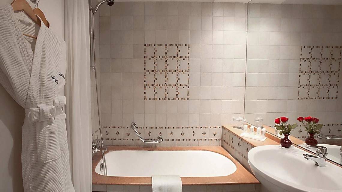 Badezimmer im Le Meridien N'Fis Hotel mit Badewanne, Waschbecken und Toilettenartikeln.